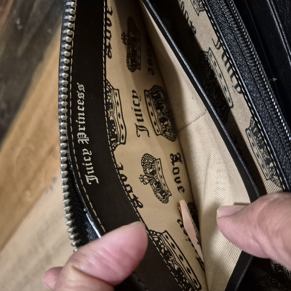 Juicy Couture Y2K Black and White Wallet - Picture 15 of 16